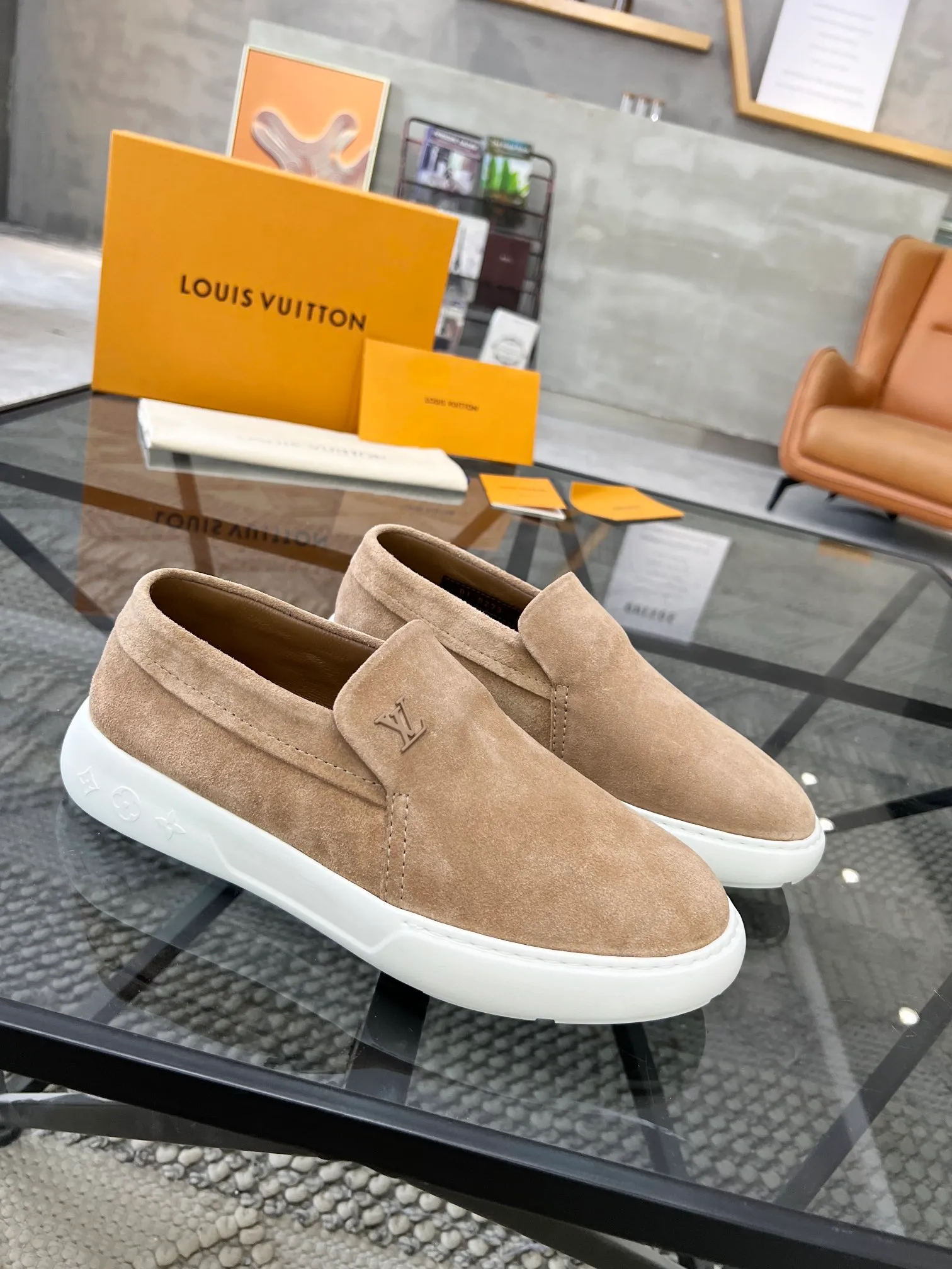 Factory price: 520💰 LV🔍Top purchasing agent🇮🇹 Road The most popular sneakers are available at the same time in the super popular sports shoe counters. The uppers are made of Italian original imported cowhide fabric. The classic and generous layout is a must-have for fashionistas. The complex craftsmanship is perfectly reproduced. The imported soft water-dyed cowhide lining is padded. The soles are: original soles specially provided by the factory. The exclusive foamed molded soles are super comfortable. The original factory follows the order. 🔍🔍High quality. You can go in and out of the counter at will. Welcome to compare. Size 39-45 (38 can be ordered)